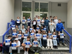 Schülergruppe bei der Verleihung der Urkunden zur Teilnahme am "Europäischen Wettbewerb"