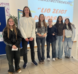 Preisträgerinnen und -träger nebst SV bei der Verleihung, v.l.n.r: Isabelle Stocker, Jonathan Peine, Tabitha Pilatz, Zoe Becker, Aya Dernawi und Jasmin Fazlie