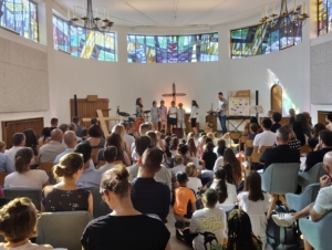 Der feierliche Gottesdienst in der Lukaskirche unter der Leitung von Timm Schreiner und seinem Leistungskurs