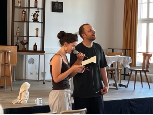 Lars Ruppel mit einer Schülerin beim Poetry Slam-Workshop für die E-Phase 