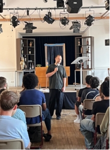Lars Ruppel mit einer Schülerin beim Poetry Slam-Workshop für die E-Phase 