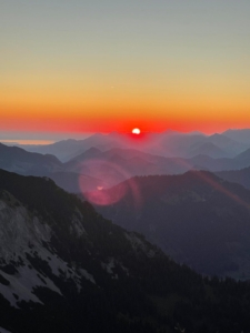 Sonnenuntergang mit Alpenpanorama