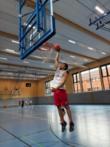 Christopher Herget wirft Körbe in der neuen Sporthalle