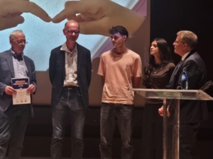 v.l.n.nr.: Dirk Hölscher, Dr. Jens Ackermann, Ivo Weiser, Aya Dernawi und Frank-Tilo Becher bei der Preisverleihung