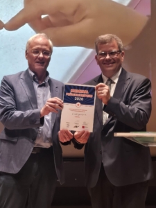 Dirk Hölscher und F.-T. Becher mit Urkunde 