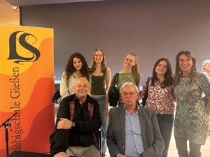 Juliana Ramsch, Leonie Wolff, Wanda Willbrand und Helene Smarsly aus dem Deutsch-LK von Cornelia Gödicke mit Mit-Organisatorin Dr. Silke Regin, vorne Thomas Hettche und Nicolaus Weber vom LZG