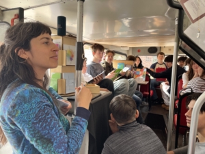 Im Inneren des "HörBus Nahost": Schülerinnen und Schüler der E-Phase
