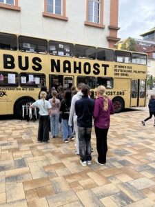 Der "HörBus" erfreut sich großen Interesses; Schülerinnen und Schüler stehen Schlange 